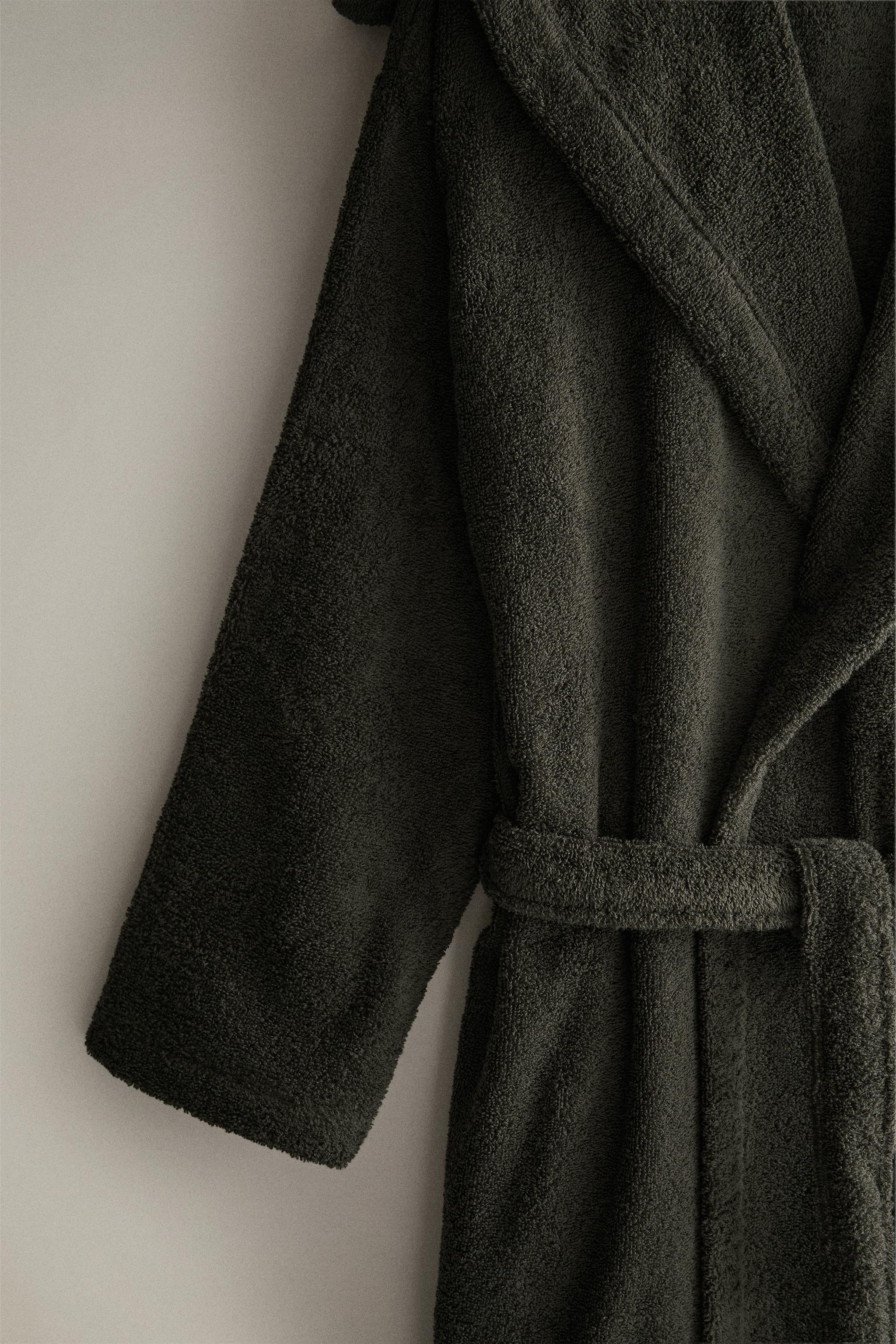 HOODED BATHROBE (360 GXM²)